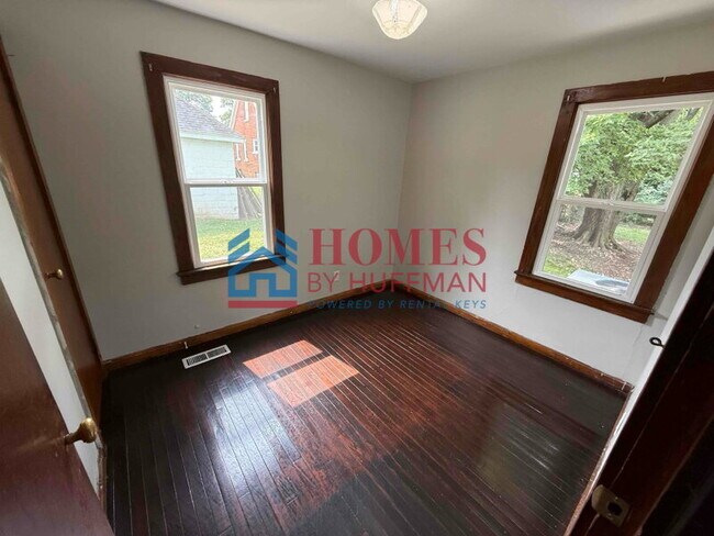 Building Photo - 2 Bedroom House | Fenced Back Yard