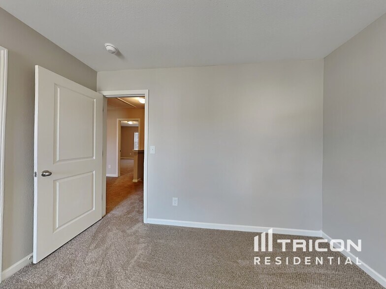 Building Photo - 2831 Village Center Dr