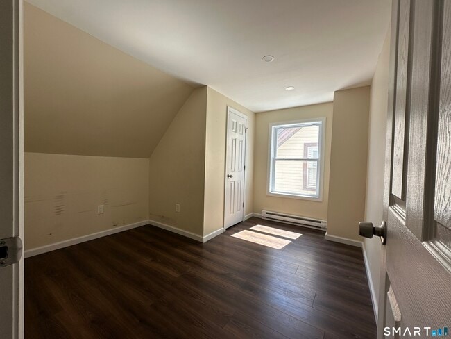 Building Photo - 567 Howe Ave