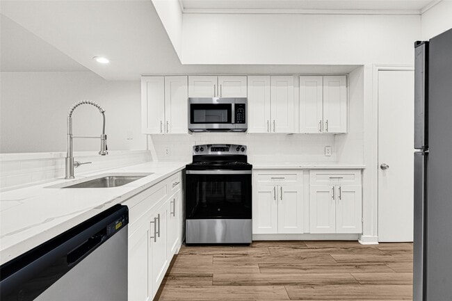 Building Photo - 2022 Lakewood Ct