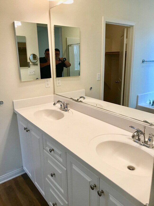 Building Photo - MUST SEE!!! Newer Home 4 bedroom 2 Bath Sp...