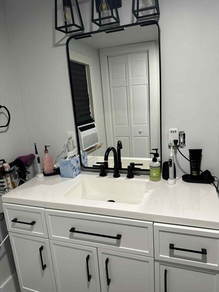 Building Photo - 134 School St