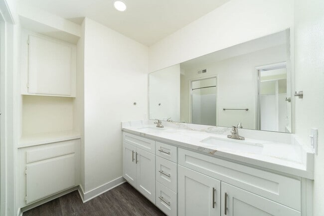 Building Photo - Remodeled, ground level, 1 bedroom, 1 bath condo in Lakeside Garden Grove Community