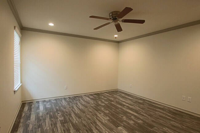 Building Photo - Beautiful 3 Bedroom 2 Bathroom Townhouse i...