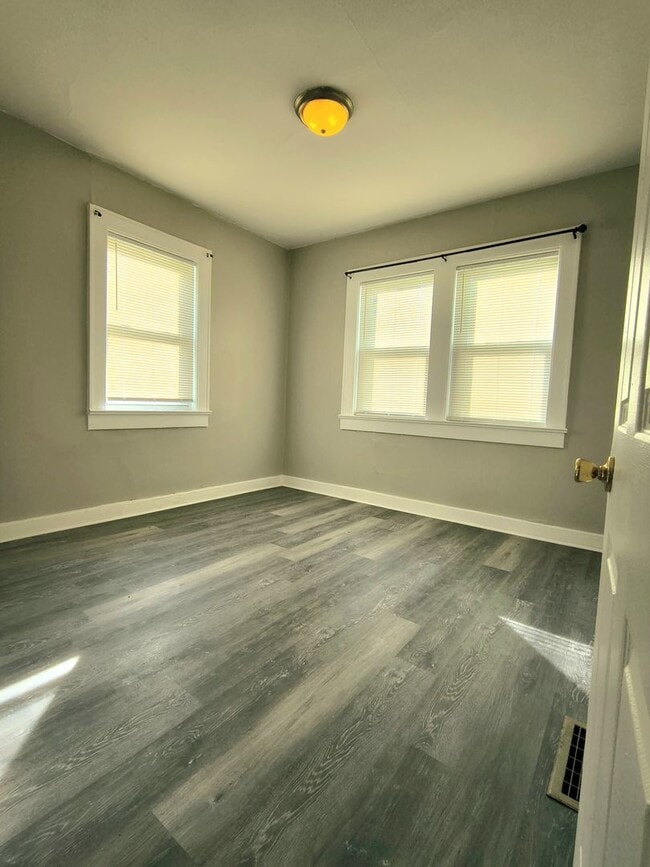 Building Photo - Charming 2br/1ba house near downtown