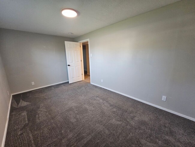Building Photo - Spacious 4 Bed Bountiful Home | Central Location & Covered Parking