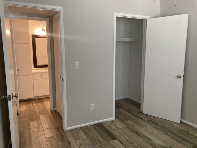 Building Photo - 1010 S Mara Dr