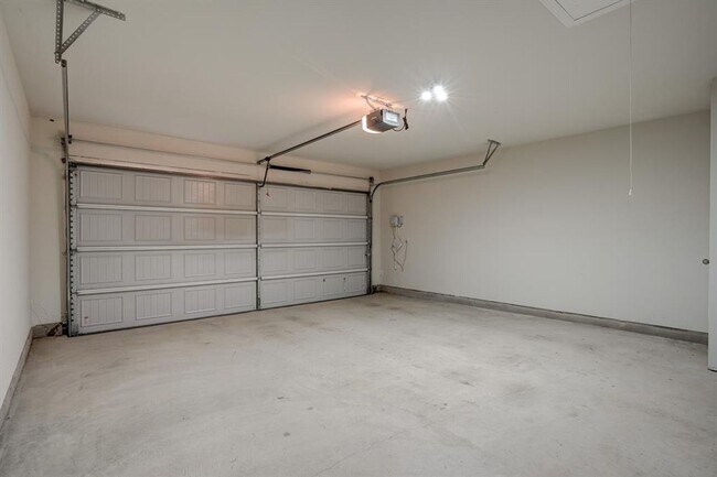 Building Photo - Beautiful 3BR/2BA Home with Island Kitchen...