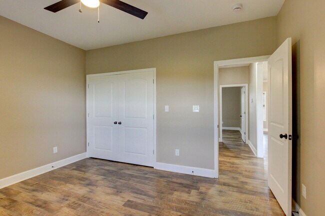 Building Photo - 135 Riverbend Dr