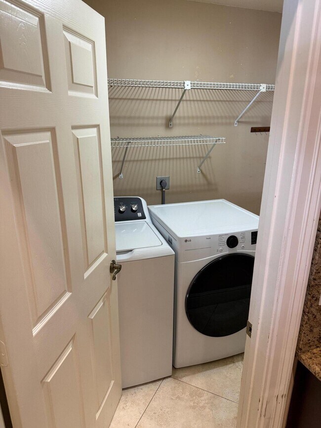 Building Photo - 10123 Caoba St