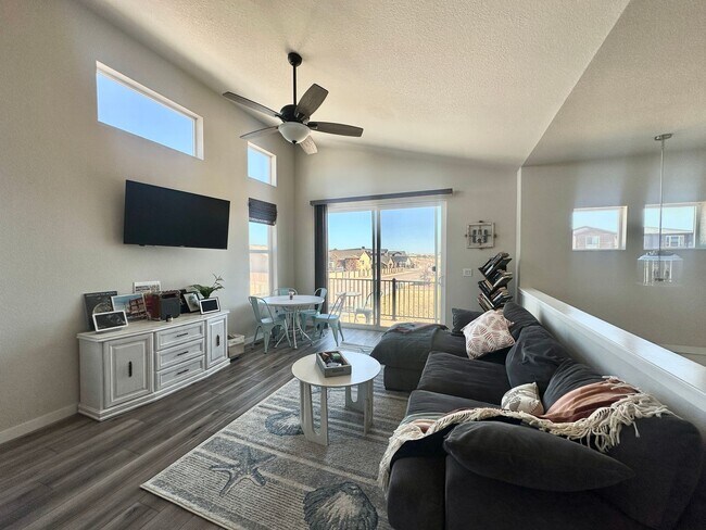 Building Photo - Like New 2 Bed, 2 Bath Single Family Home in 80922!!!!