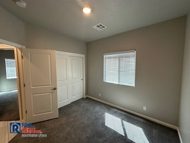Building Photo - 4 Bedroom near Crimson Cliffs