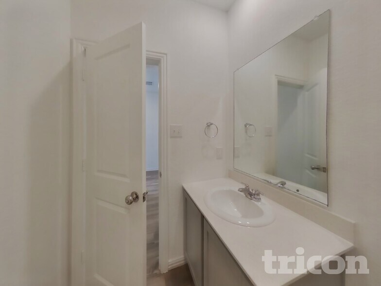 Building Photo - 5416 Montrose Dr