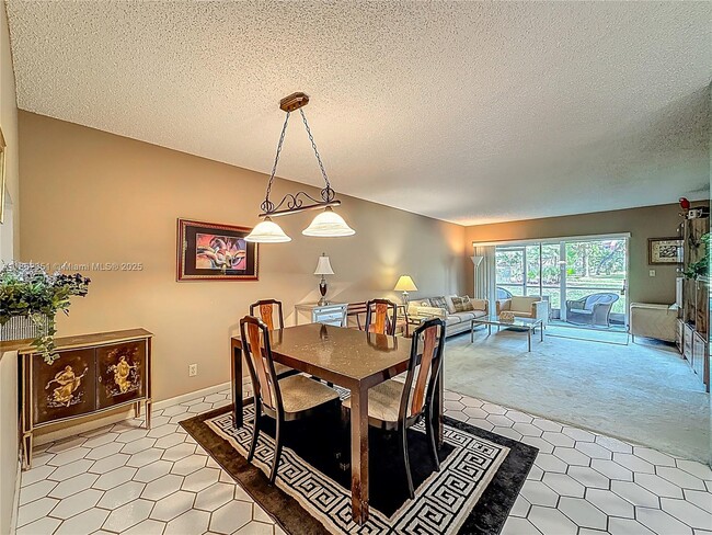 Building Photo - 3501 Inverrary Dr