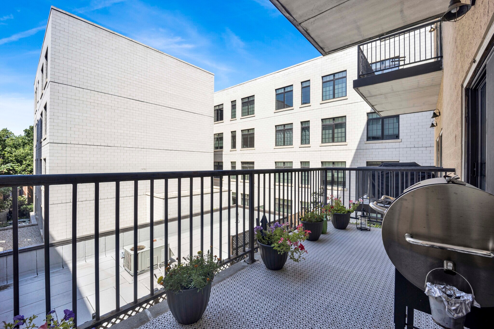 Building Photo - 2042 N Clark St
