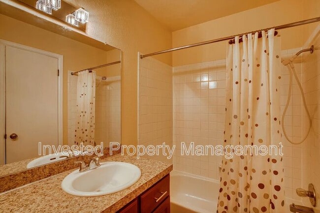 Building Photo - 979 S Miller St