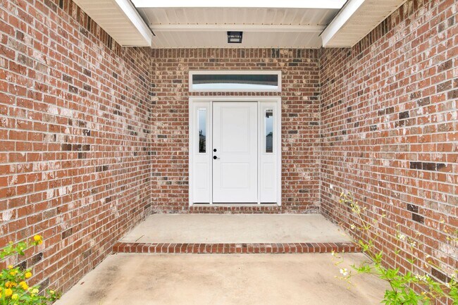 Building Photo - Spacious 2021 home close to beaches and sh...