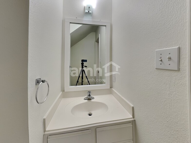 Building Photo - 5634 Cinnamon Lake Dr