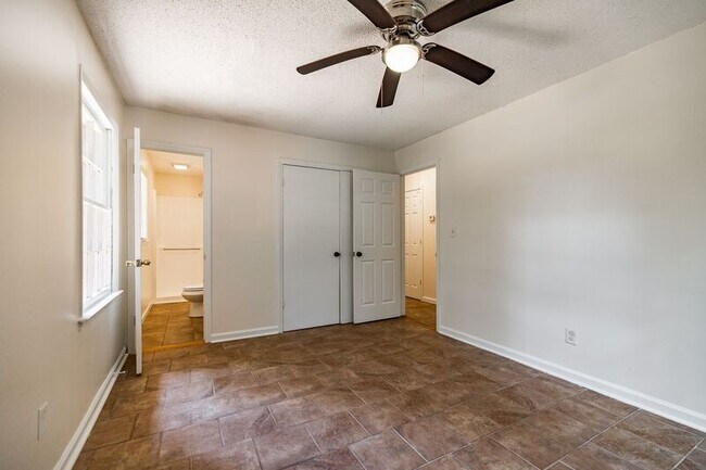 Building Photo - 170 Garnett Ridge Dr