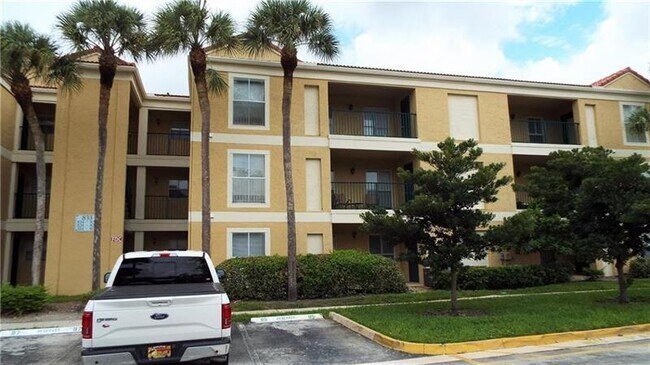 Building Photo - 833 Riverside Dr