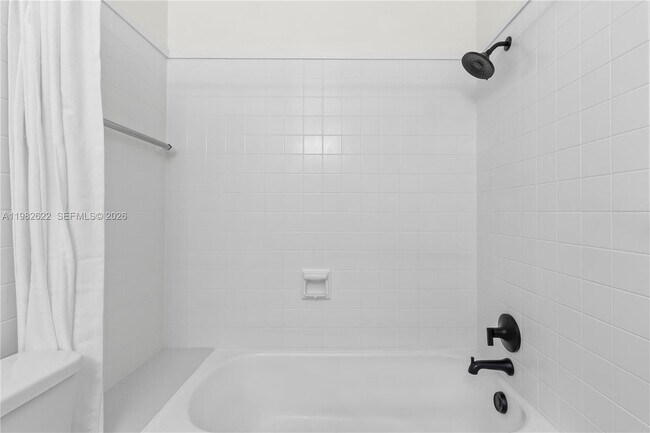 Building Photo - 2132 Middle River Dr