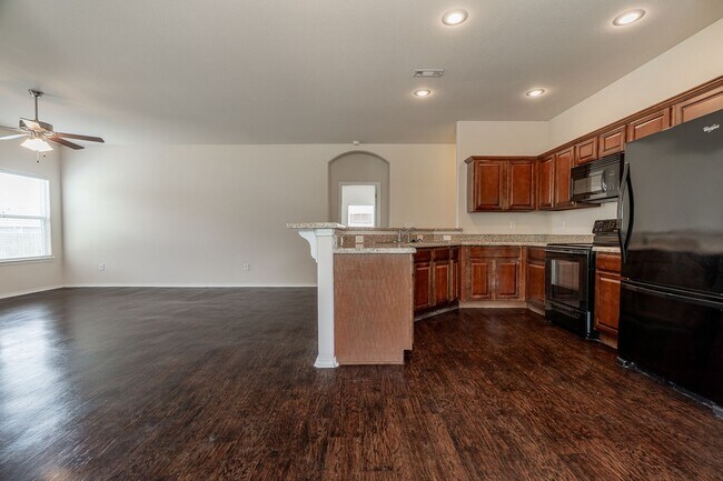 Building Photo - 3 Bedroom 2 Bath West Fay Home w/HUGE Backyard!