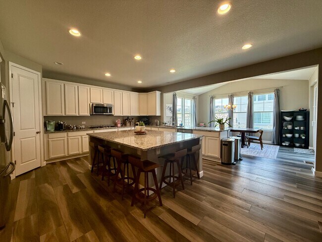 Building Photo - Spacious 5-Bedroom home with beautiful Vie...