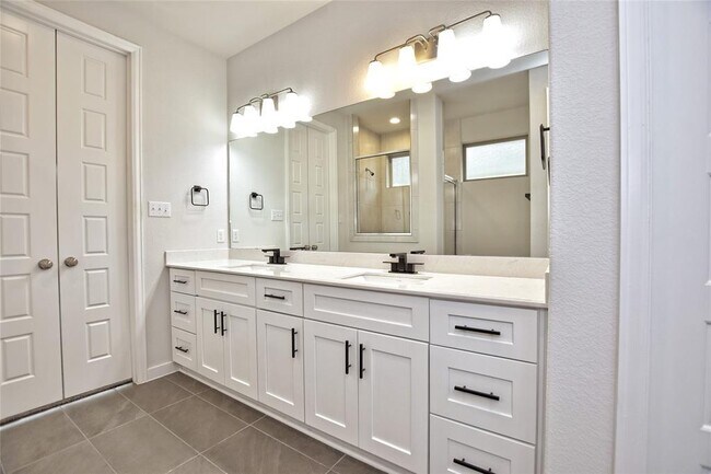 Building Photo - 909 Del Raphael Dr
