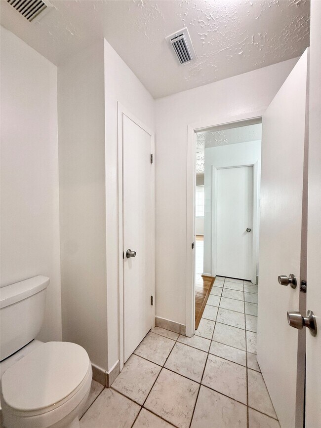 Building Photo - 10423 Kirkshire Dr