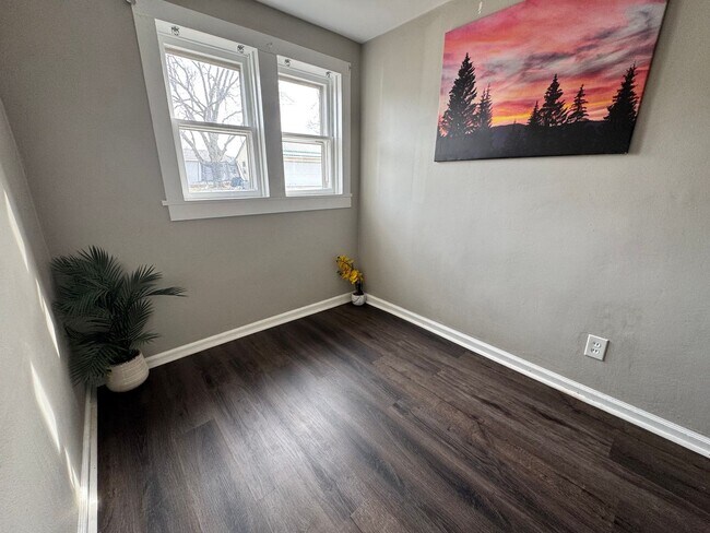 Building Photo - 2 bed, 1 bath home for rent in Waterloo