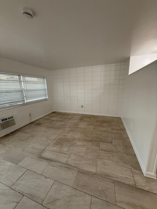 Building Photo - 732 S J St