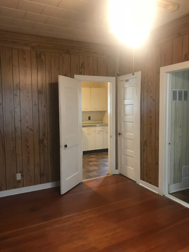 Building Photo - Very clean 3 bedroom/1 bath house in El Do...