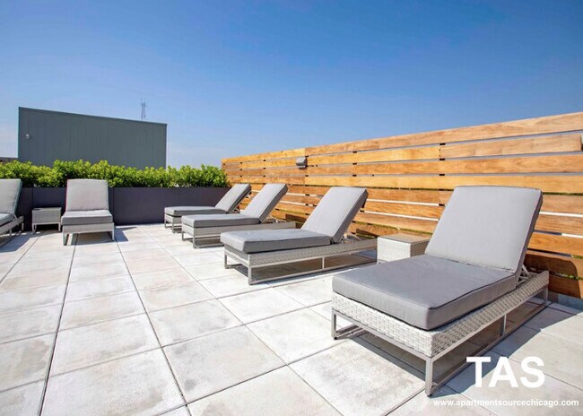 Building Photo - 2340 N California Ave