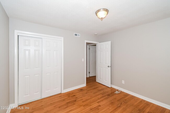 Building Photo - 6533 Burgundy Rd S