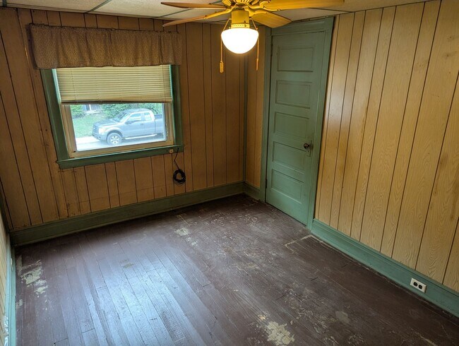 Building Photo - Cozy 2 Bedroom 1/2 Double