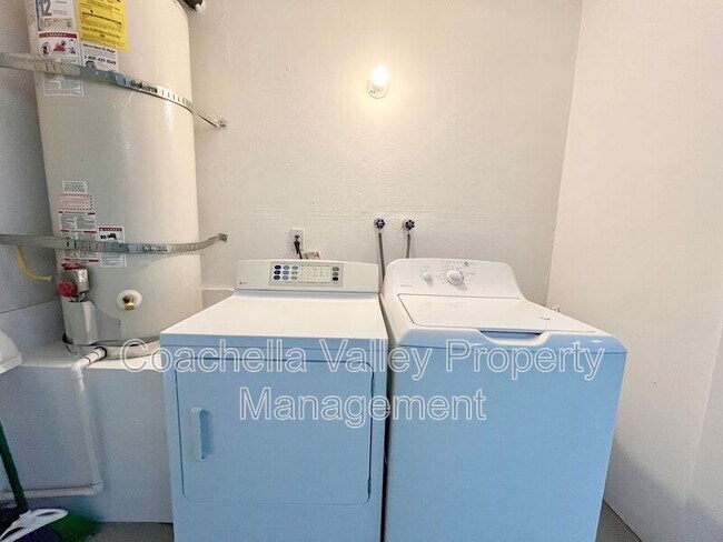 Building Photo - 37548 Bankside Dr