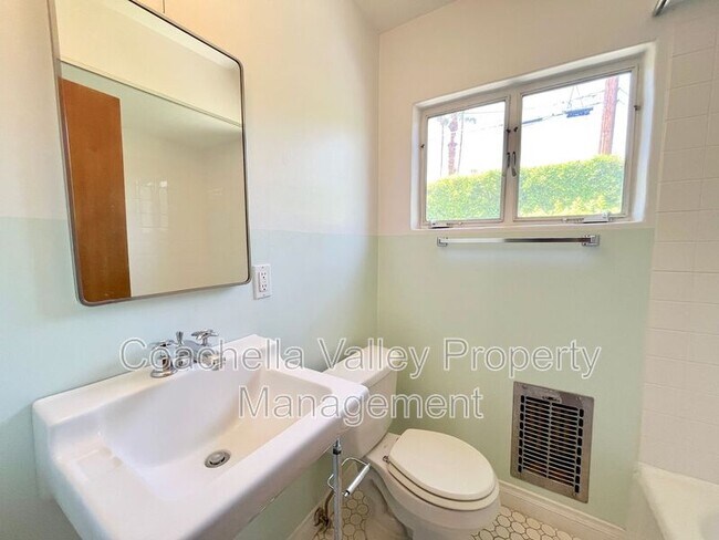 Building Photo - 1680 E Mesquite Ave