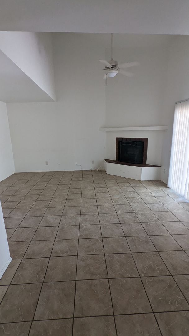 Building Photo - Beautiful Townhouse - 3 bed & 2 bath in Gr...