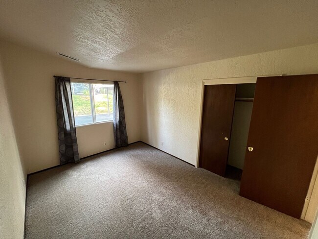 Building Photo - 929