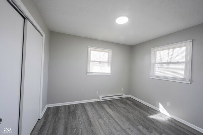 Building Photo - 570 US-52