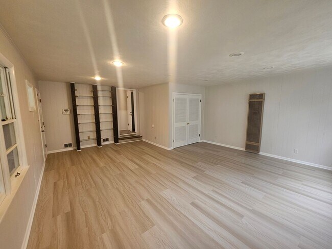 Building Photo - 800-802 E 75th Terrace