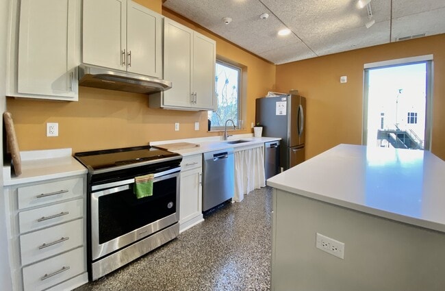 Building Photo - 610 Trent Dr