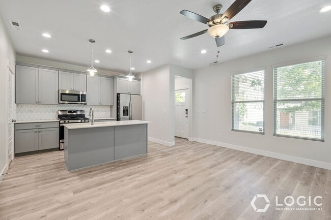 Building Photo - Beautiful Townhome in Amazing Location.