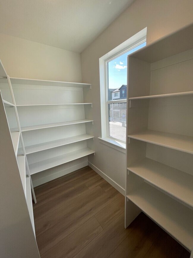 Building Photo - Freshly Updated Townhome with Walk-In Clos...