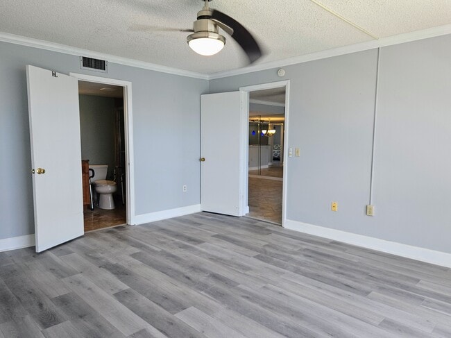 Building Photo - 7600 Sun Island Dr S
