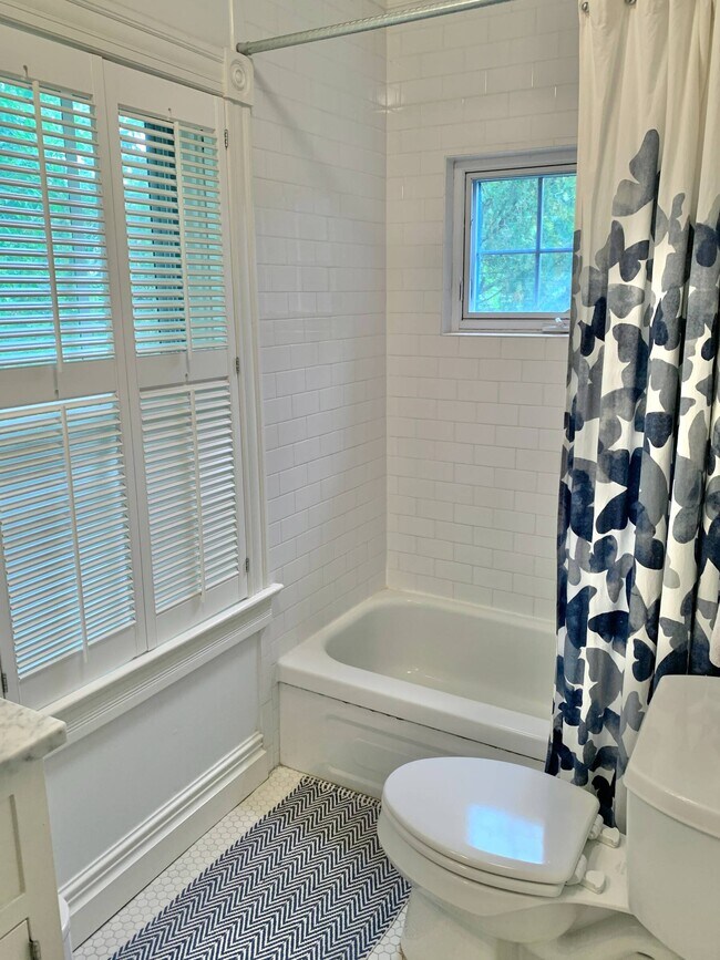 Building Photo - 81 Hampton St