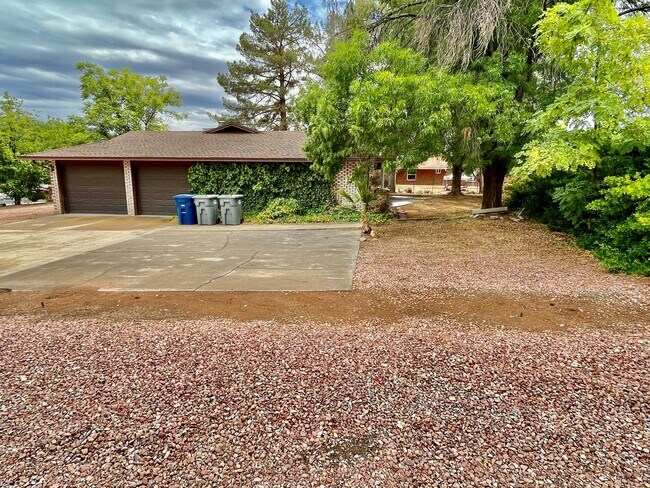 Building Photo - Remodeled Three Bedroom Home in Desirable Bloomington