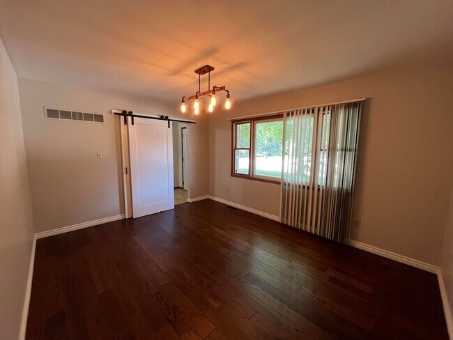 Building Photo - 852 Burr Oak Dr