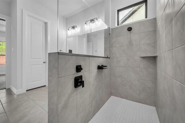 Building Photo - 1535 Park Path Dr