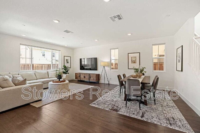 Building Photo - 2428 Periwinkle Pl